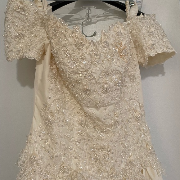 BONNY GORGEOUS SIZE 12 DETAILED WEDDING DRESS WITH GOLD BEADING ON THE FRONT - Picture 7 of 9